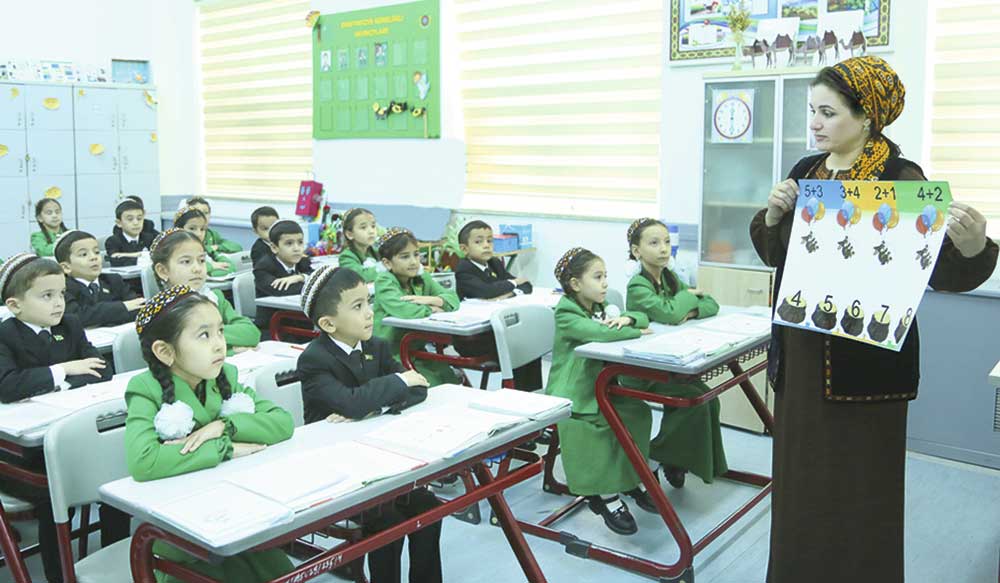 Okuw­çy­la­ra kä­mil bi­lim-ter­bi­ýe be­ril­ýär
