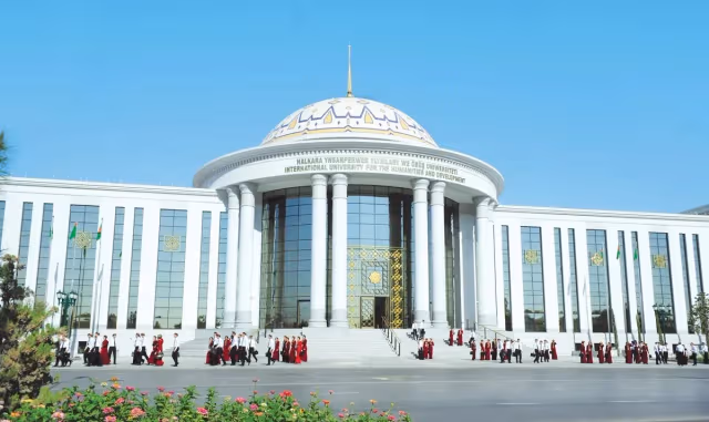 Туркменский вуз получил сертификат Вестминстерского университета по программе AELLCA