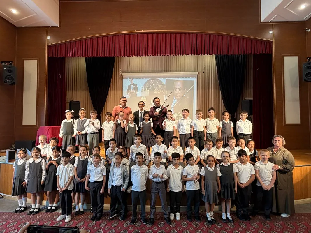 Aşgabatdaky A.S. Puşkin adyndaky mekdepde Garaşsyzlygyň 35 ýyllygyna bagyşlanan konsert geçirildi