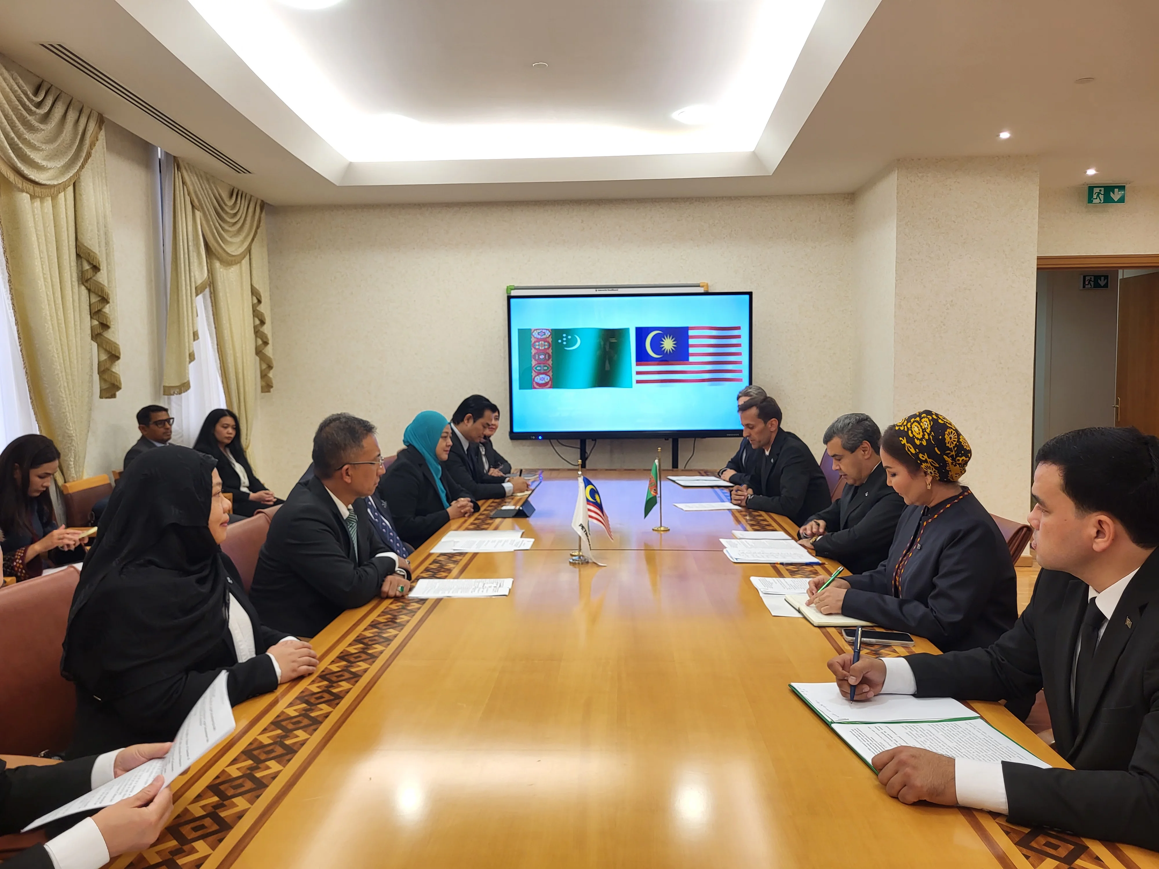 Türkmenistanyň Bilim ministrligi bilen «PETRONAS Çarigali (Türkmenistan) Sdn.Bhd» kompaniýasynyň arasynda özara düşünişmek hakynda Ähtnama gol çekildi