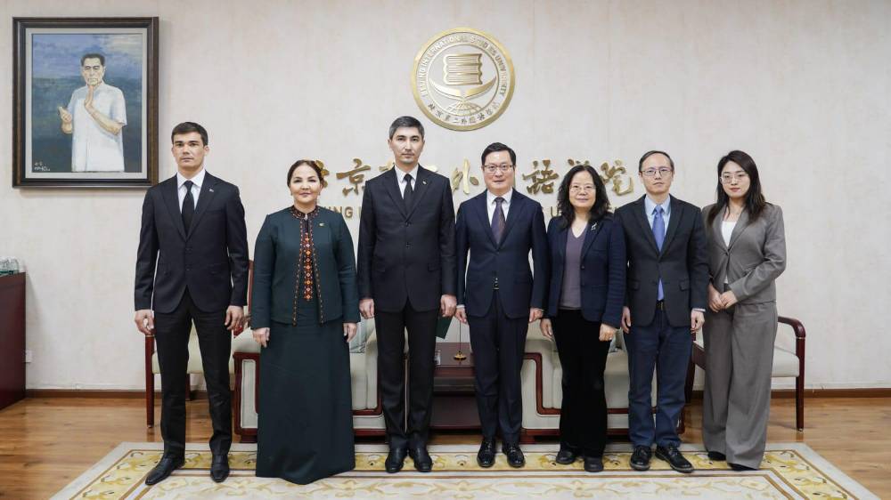 «Hytaý dili boýunça Bütindünýä maslahat – 2025» halkara çäräniň çäklerinde Beijing International Studies University ýokary okuw mekdebiniň ýolbaşçylary bilen duşuşyk