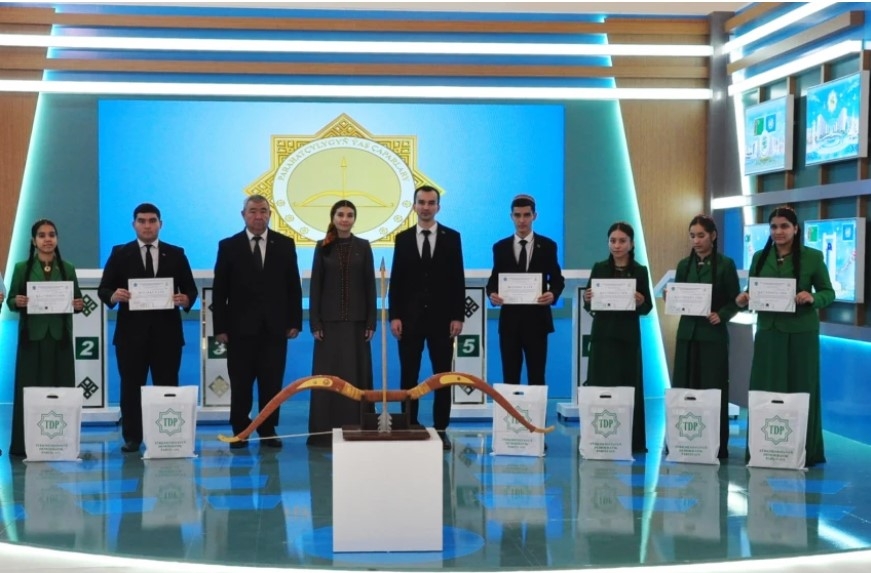 «PARAHATÇYLYGYŇ ÝAŞ ÇAPARLARY» ATLY AKYL-PAÝHAS BÄSLEŞIGINIŇ V MÖWSÜMINE BADALGA BERILDI