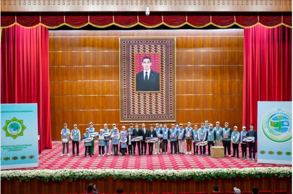 Ýaşlaryň arasynda geçirilen robot tehnikasy boýunça bäsleşik: ýaryşyň ýeňijileri sylaglandy