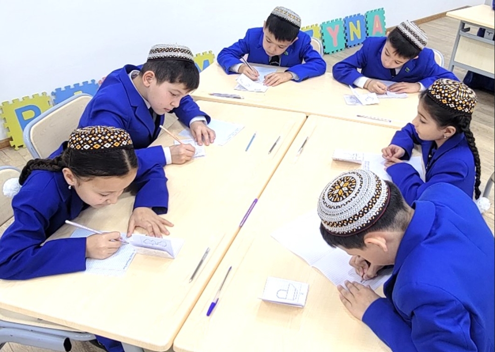 ARKADAG ŞÄHERINIŇ KITAPSÖÝÜJI ÝAŞLARY