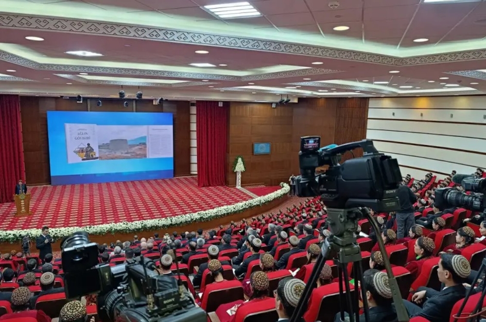 “Hakyda göwheri”: Gurbanguly Berdimuhamedowyň kitabynyň azerbaýjan dilindäki neşiriniň tanyşdyrylyşy