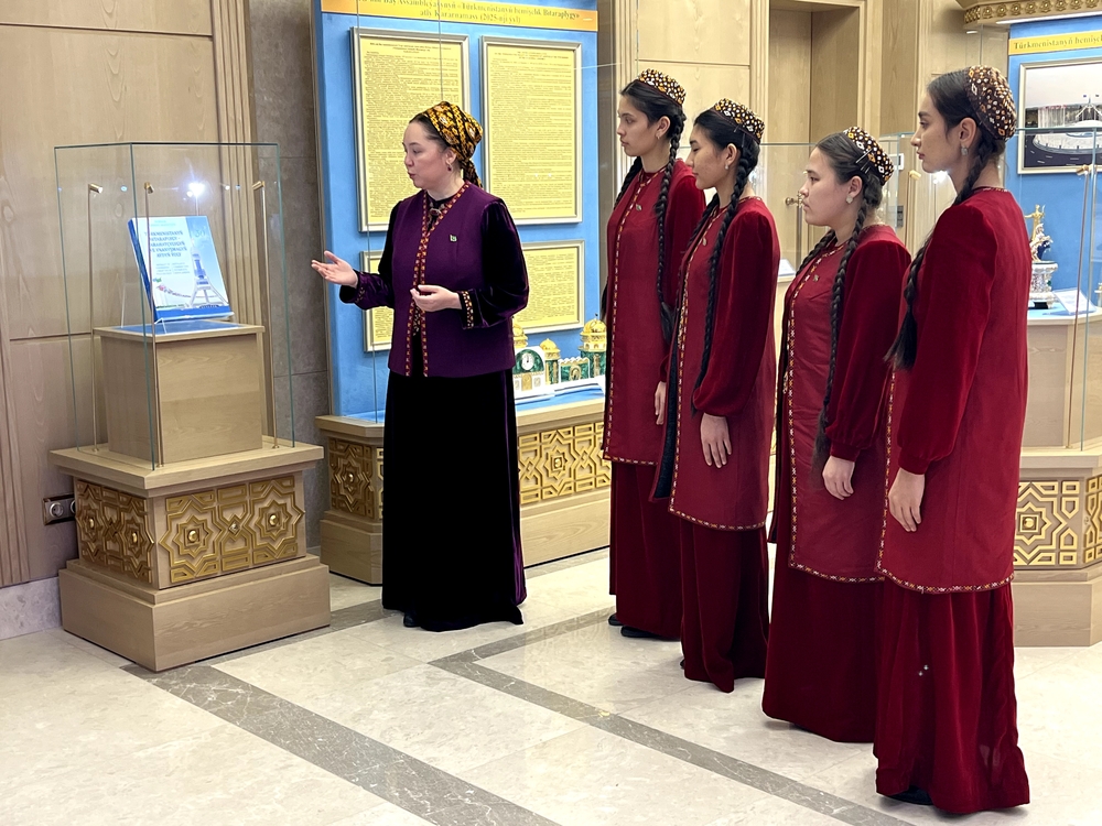 Halkara ynsanperwer ylymlary we ösüş uniwersitetiniň talyplary Bitaraplyk binasyndaky muzeýe gezelenç etdiler