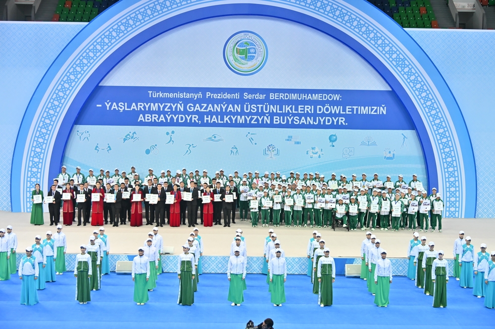 Hormatly Prezidentimiz bilim we sport bäsleşiklerinde tapawutlanan ýaşlara hem-de olaryň halypa mugallymlaryna, tälimçilerine sylaglary gowşurdy