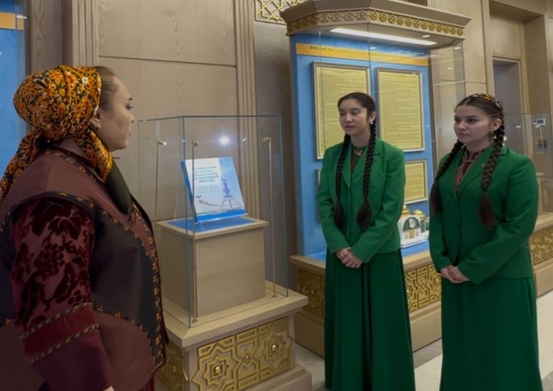 Aşgabat şäheriniň matematika we informatika derslerini çuňlaşdyryp öwredýän ýöriteleşdirilen 30-njy orta mekdebiniň 2025-2026-njy okuw ýylynyň gyşky dynç alyş möwsüminde mekdep okuwçylary bilen bilelikde Türkmenistanyň Döwlet medeniýet merkeziniň “Bitaraplyk” binasyndaky muzeýlere edilen gezelenç