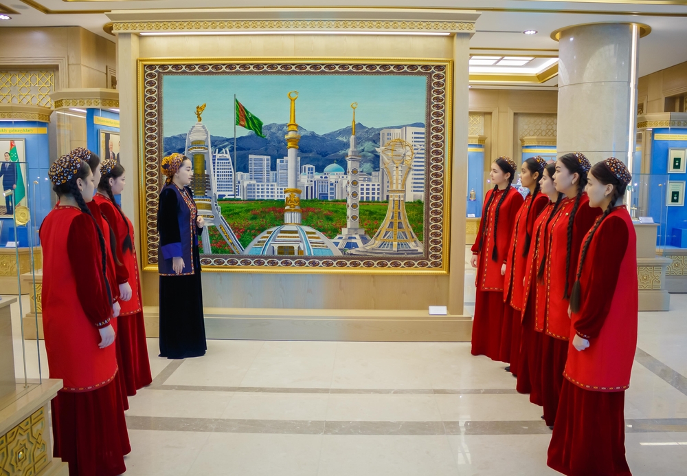 Ýagşygeldi Kakaýew adyndaky Halkara nebit we gaz uniwersitetiniň talyplary Bitaraplyk binasyna gezelenç etdiler