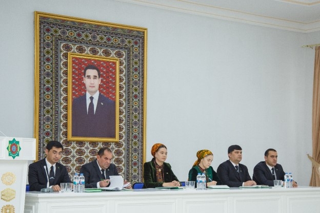 Arkadag şäheriniň 1-nji ýöriteleşdirilen okuw-terbiýeçilik toplumynda «Beýik işler bilime daýanýar, bilim bolsa terbiýe bilen geçmeli gymmatlykdyr» diýen şygar bilen geçirilen 2025-2026-njy okuw ýylynyň ýanwar maslahaty