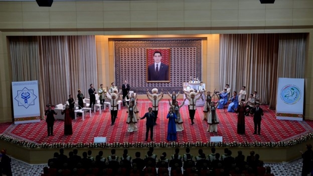 “ILIME BAGYŞ EDIP BUÝSANÇ BAÝLYGYN, ÝOL AÇAR SEN ÝYLDAN-ÝYLLARA, BEDEW!” atly dabaraly duşuşyk