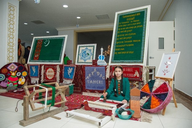 «El hünäri il gezer» diýen at bilen milli el işleriniň sergisi guraldy