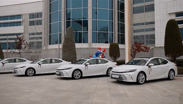 Halkara ders bäsleşiklerinde ýeňiji bolan ýurdumyzyň ýaşlaryna Arkadagly Gahryman Serdarymyzyň Şa serpaýynyň gowşurylyş dabarasy