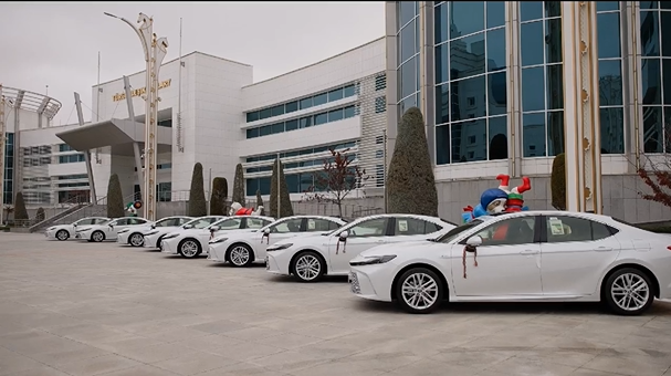 Halkara ders bäsleşiklerinde ýeňiji bolan ýurdumyzyň ýaşlaryna Arkadagly Gahryman Serdarymyzyň Şa serpaýynyň gowşurylyş dabarasy